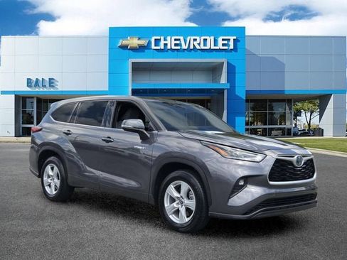 Used 2021 Toyota Highlander LE FWD image 1