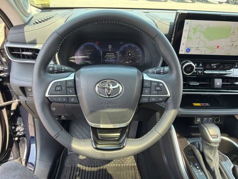 Used 2025 Toyota Highlander Platinum AWD/4WD image 22