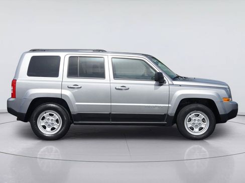 Used 2016 Jeep Patriot Sport w/ Power Value Group FWD image 5