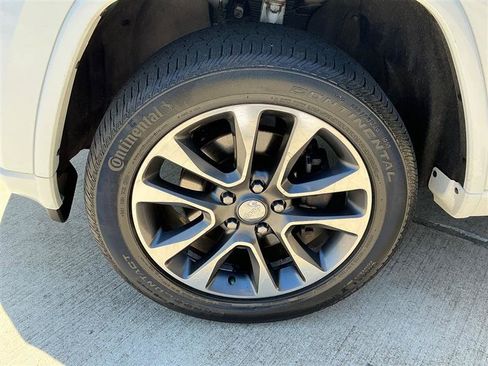 Used 2018 Jeep Grand Cherokee Overland AWD/4WD image 23
