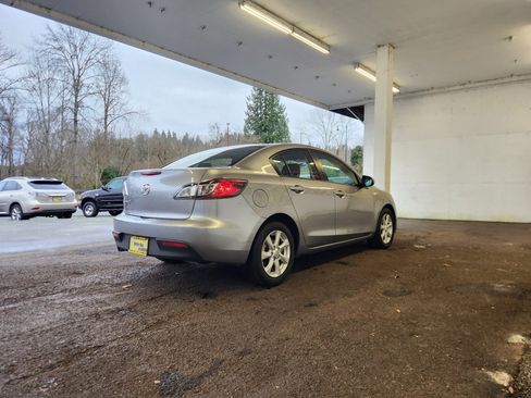 Used 2011 MAZDA MAZDA3 i Touring image 3