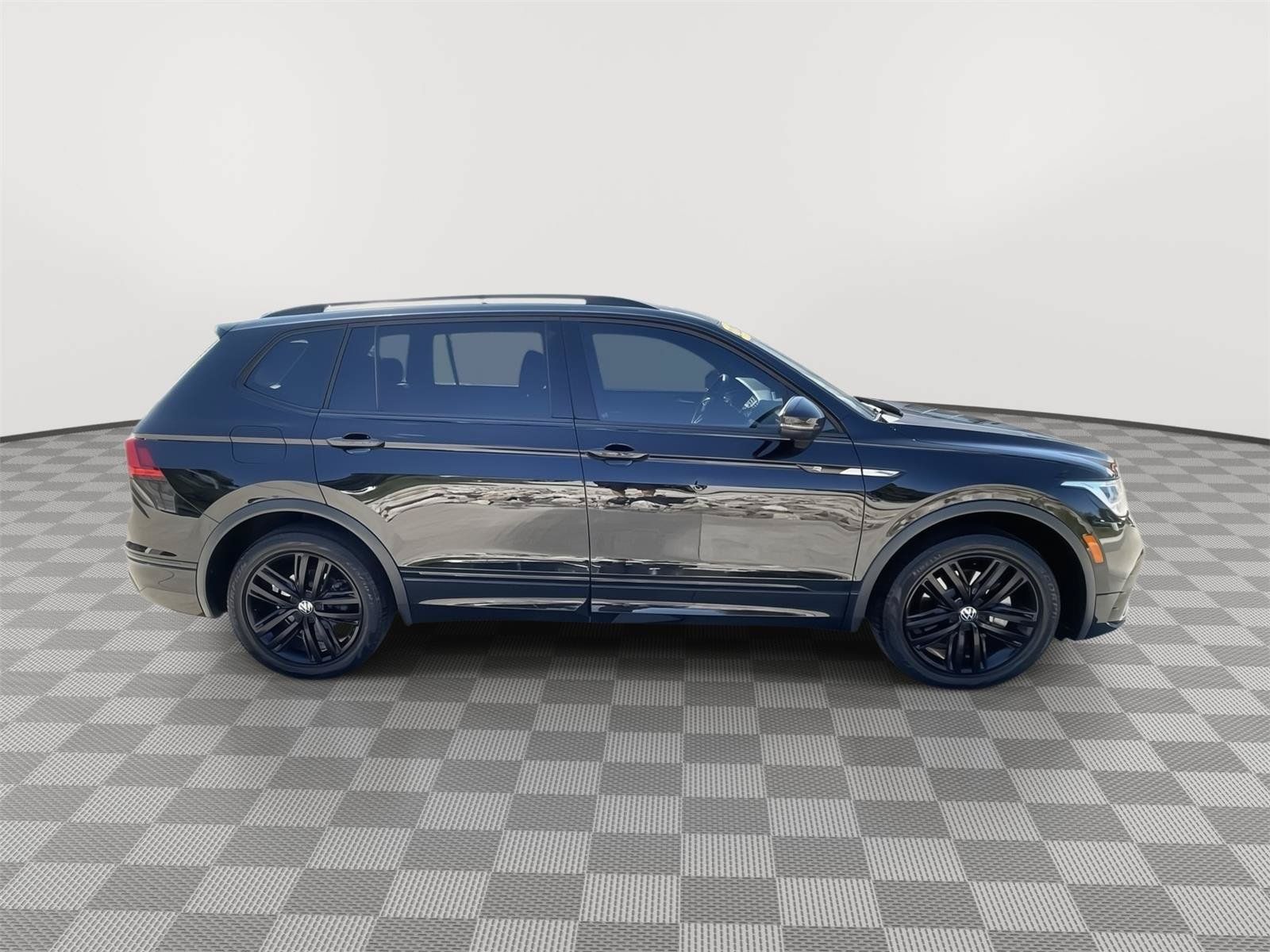 Used 2022 Volkswagen Tiguan SE R-Line AWD/4WD image 16