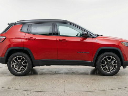 Used 2025 Jeep Compass Trailhawk AWD/4WD image 11
