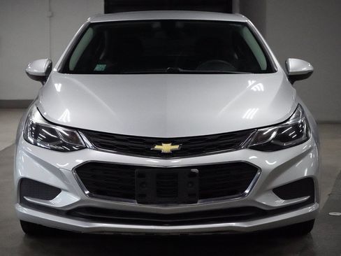 Used 2017 Chevrolet Cruze LT w/ Convenience Package FWD image 8