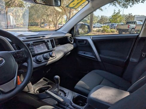 Used 2018 Toyota RAV4 LE image 11