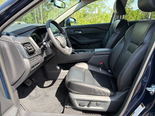 Used 2026 Nissan Rogue SL FWD image 3