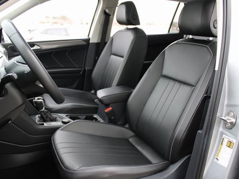 Certified 2022 Volkswagen Tiguan SE w/ Panoramic Sunroof Package image 8