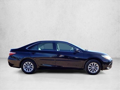 Used 2017 Toyota Camry LE image 5