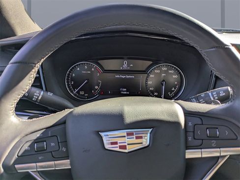 Used 2025 Cadillac XT6 Luxury image 30