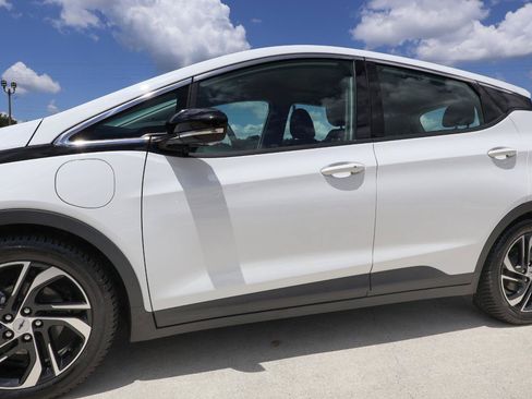 Used 2022 Chevrolet Bolt LT w/ Infotainment Package FWD image 31