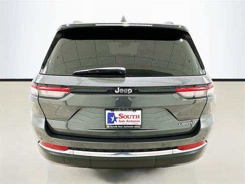 Used 2022 Jeep Grand Cherokee Limited image 6