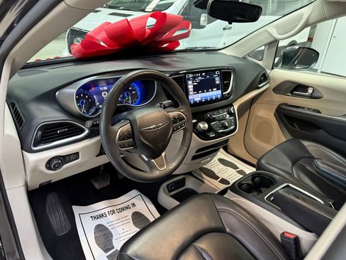 Used 2023 Chrysler Pacifica Touring-L image 42