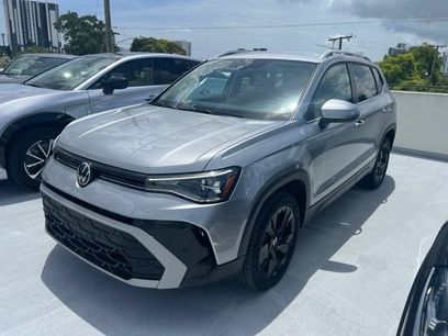 Used 2025 Volkswagen Taos SE w/ Black Wheel Package