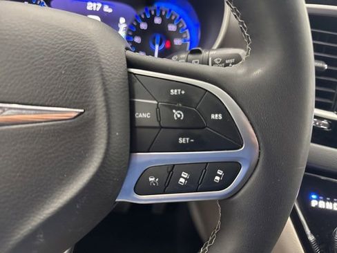 Used 2024 Chrysler Pacifica Touring-L FWD image 12