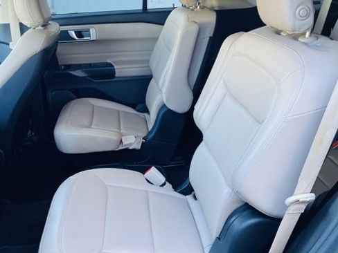 Used 2020 Ford Explorer XLT w/ Equipment Group 202A image 6
