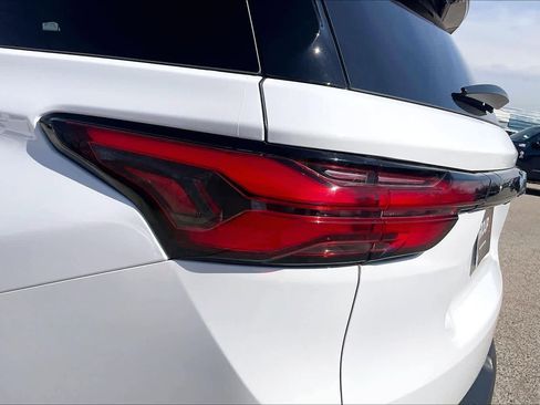 Used 2023 Chevrolet Traverse RS image 28