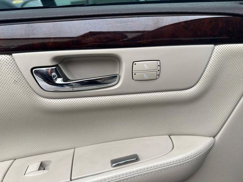Used 2011 Cadillac DTS Premium FWD image 18