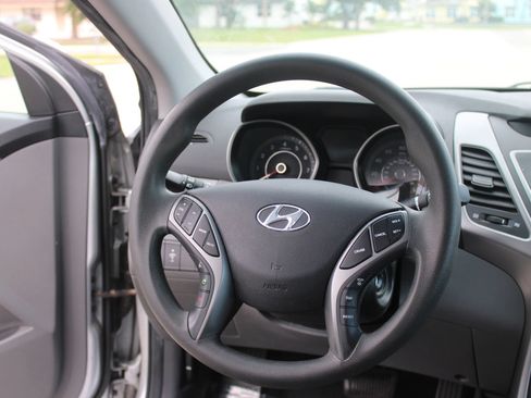 Used 2014 Hyundai Elantra SE w/ Option Group 02 FWD image 12