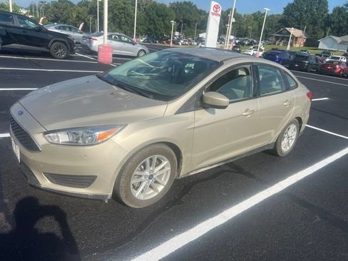 Used 2018 Ford Focus SE FWD image 2