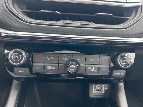 Used 2025 Jeep Compass Trailhawk image 21