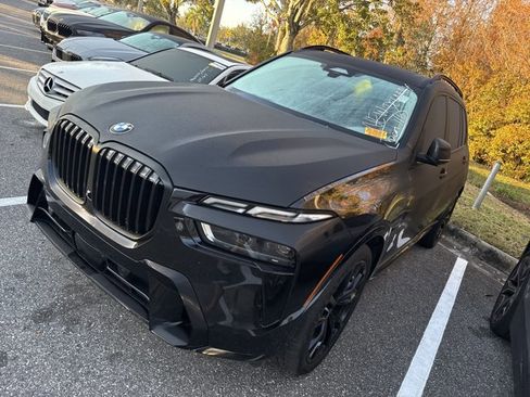 Used 2023 BMW X7 xDrive40i w/ Executive Package image 3