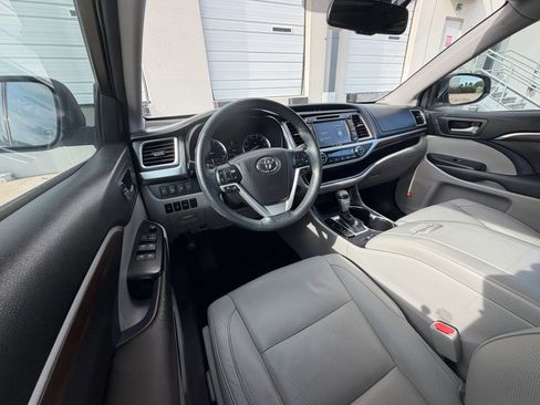 Used 2016 Toyota Highlander Limited Platinum image 10