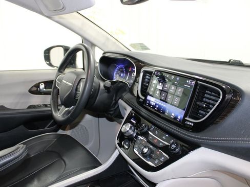 Used 2023 Chrysler Pacifica Limited FWD image 27