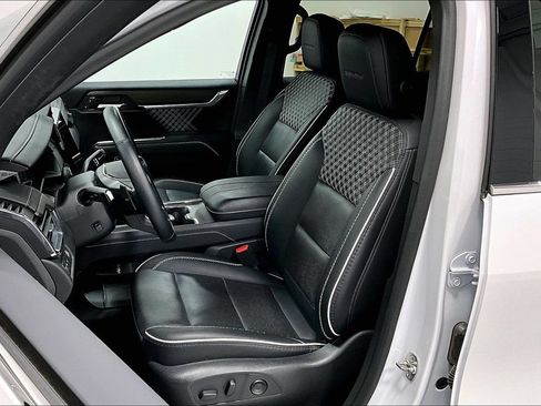 Used 2025 GMC Acadia Denali FWD image 30