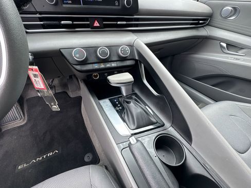Used 2023 Hyundai Elantra SE image 29