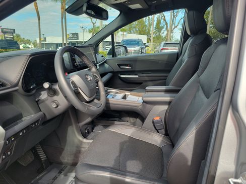 Used 2025 Toyota Sienna Platinum image 12
