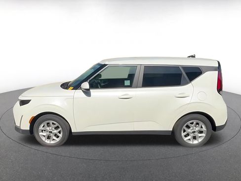 Used 2025 Kia Soul LX w/ LX Technology Package FWD image 10