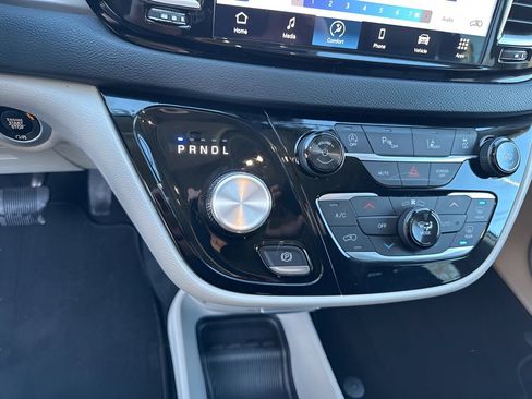 Used 2024 Chrysler Pacifica Touring-L FWD image 17
