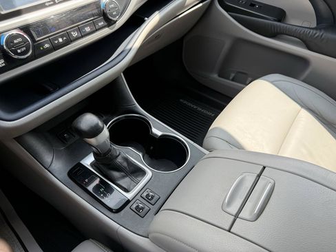 Used 2014 Toyota Highlander XLE AWD/4WD image 14