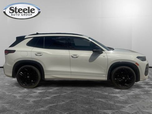 Used 2025 Volkswagen Tiguan SE R-Line FWD image 6