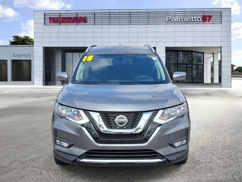 Used 2018 Nissan Rogue SV w/ Premium Package FWD image 2