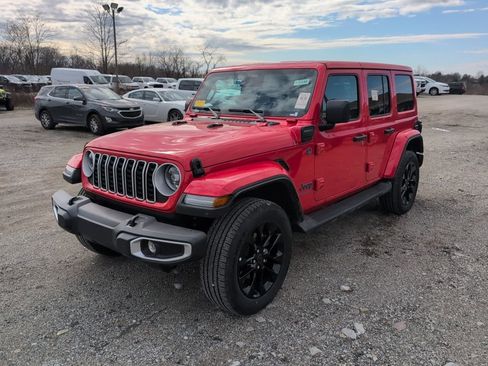 Used 2025 Jeep Wrangler Unlimited Sahara image 3