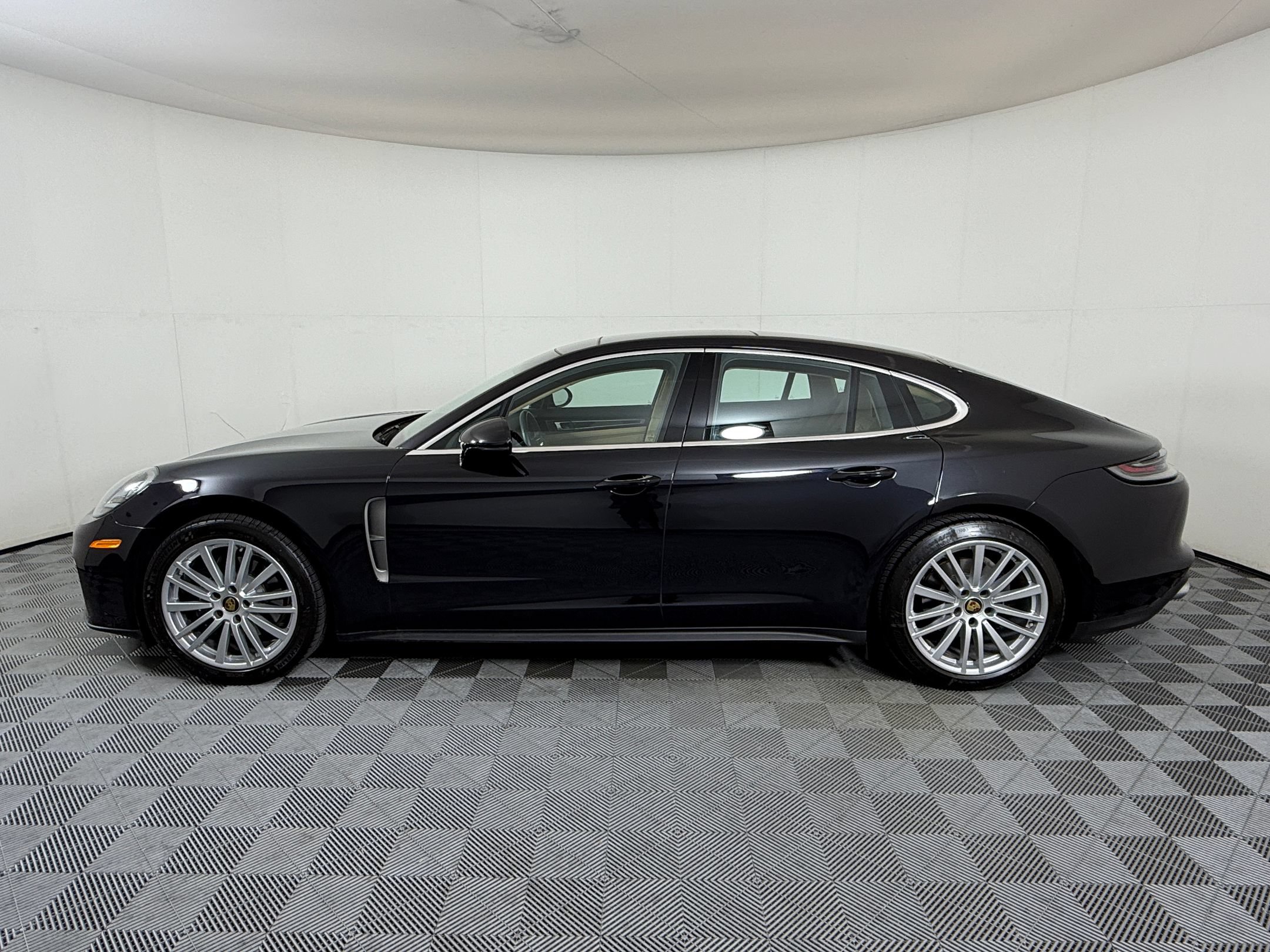 Certified 2023 Porsche Panamera 4 Platinum Edition AWD/4WD image 2