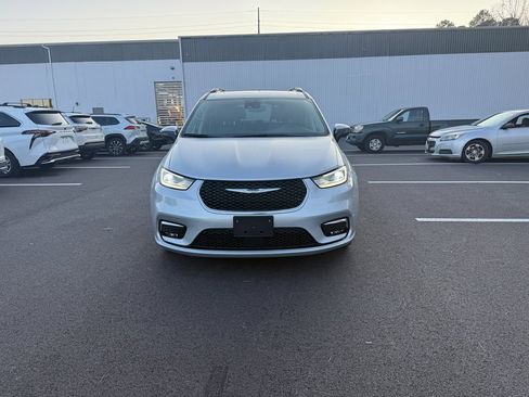 Used 2023 Chrysler Pacifica Limited w/ Uconnect Theater Family Group image 2