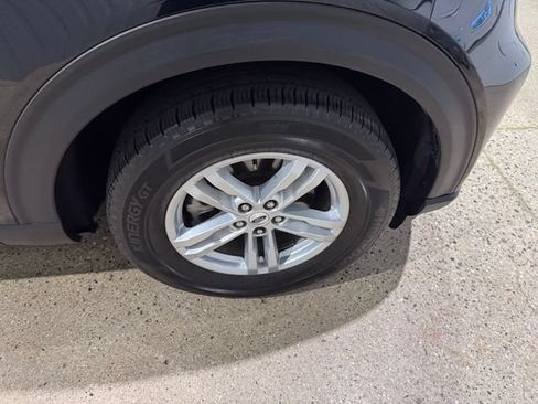 Used 2024 Ford Explorer XLT AWD/4WD image 30