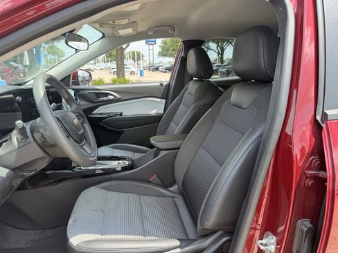 Used 2025 Chevrolet Trax LT FWD image 27