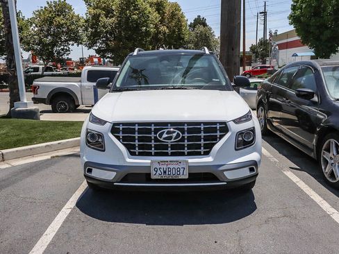 Used 2025 Hyundai Venue Limited FWD image 23