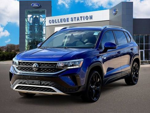 Used 2024 Volkswagen Taos SE w/ Panoramic Sunroof Package image 2