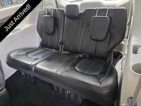 Used 2023 Chrysler Pacifica Touring-L FWD image 14