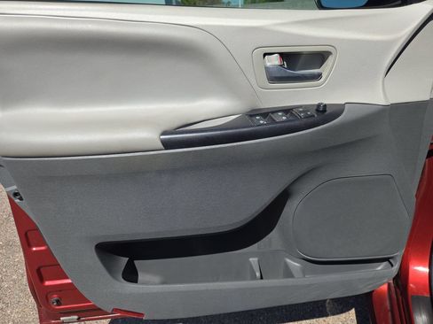 Used 2020 Toyota Sienna LE w/ Carpet Mat Package FWD image 16