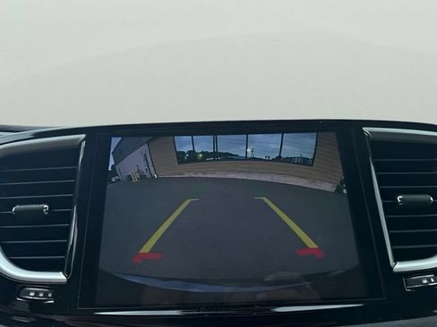 Used 2022 Chrysler Pacifica Touring-L FWD image 22