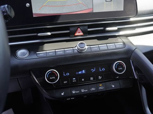 Used 2024 Hyundai Elantra Limited FWD image 16