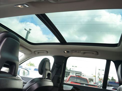 Used 2018 Volvo XC90 T6 Momentum w/ Convenience Package image 16