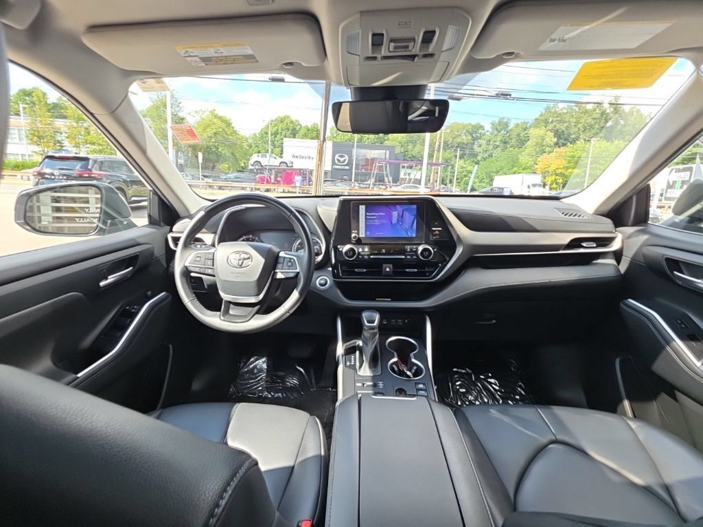 Used 2023 Toyota Highlander XLE AWD/4WD image 17