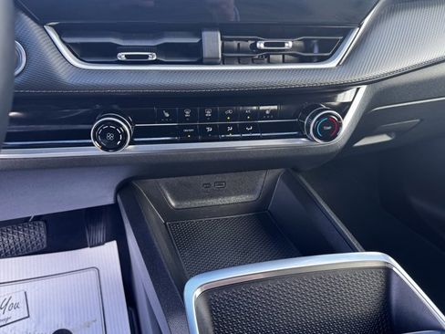 Used 2025 Chevrolet Equinox LT image 18