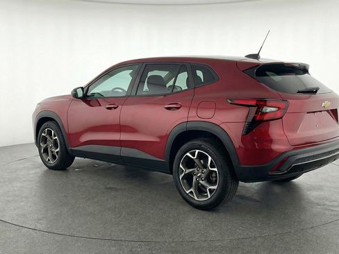 Used 2025 Chevrolet Trax LT w/ LT Convenience Package image 6